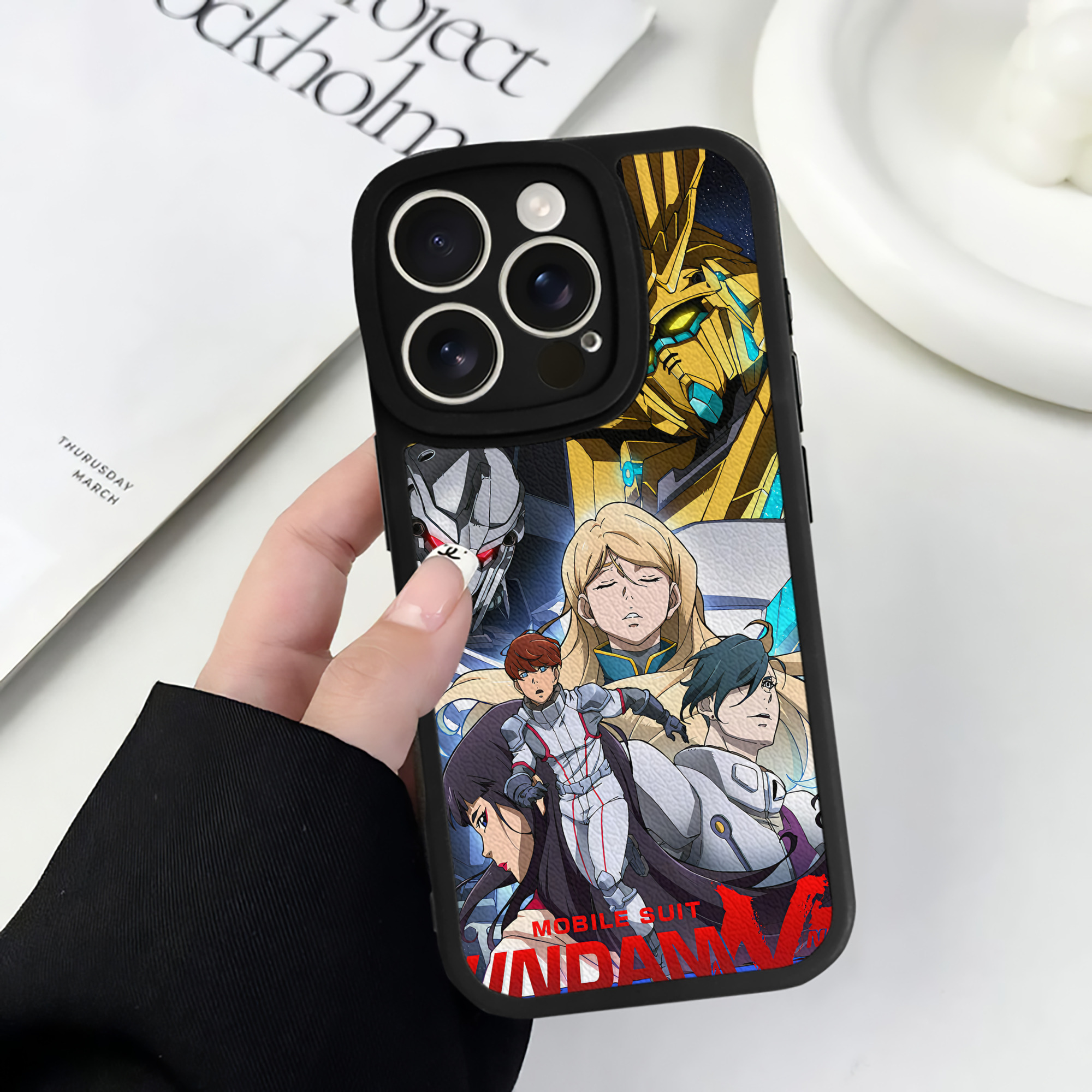 （画像用） 機動戦士ガンダム Mobile Suit Gundam 【iPhone 16シリーズ対応】シリコンスマホケース（レザー調） 材質：シリコン